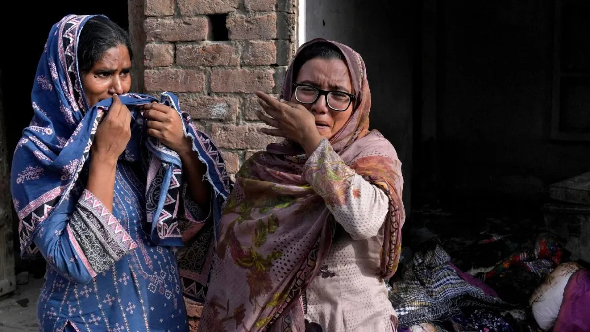 पाकिस्तान में आसमान छूते बिजली के दाम, बिल देख किसी ने की आत्महत्या, कोई एके-47 लेकर छत पर जा बैठा- India TV Hindi
