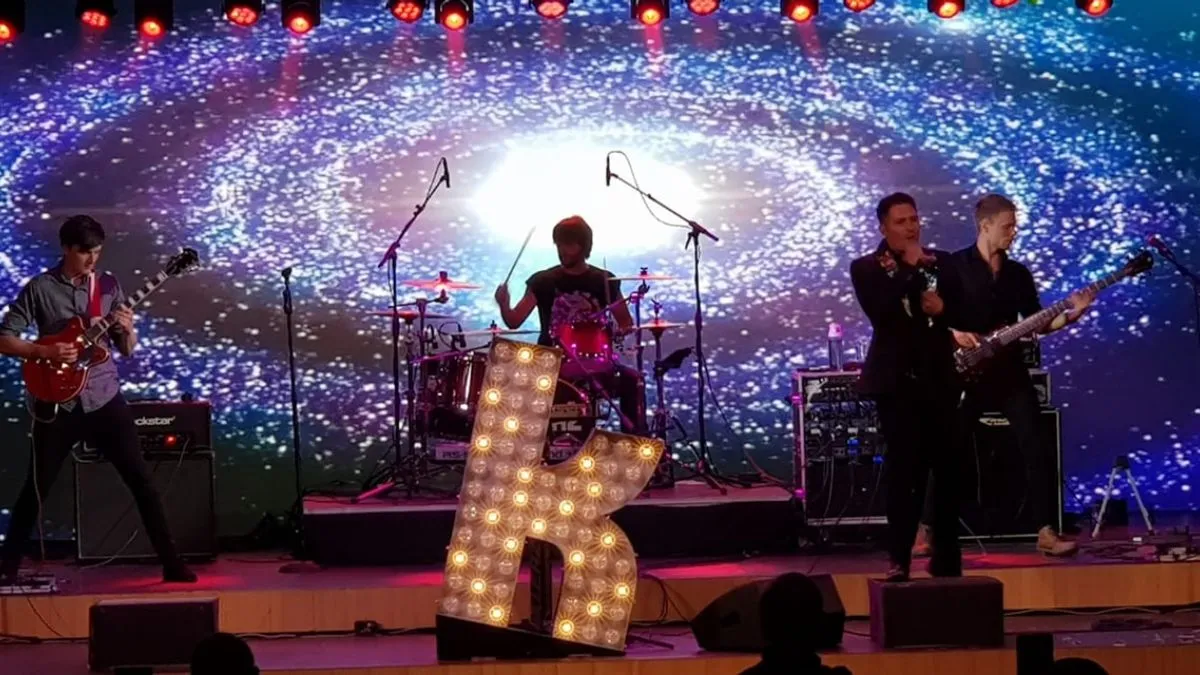 मंच पर बुलाया रूसी ड्रमर तो भड़क गई जनता, लाइव शो में हंगामा, अमेरिकी रॉक बैंड ने मांगी माफी- India TV Hindi