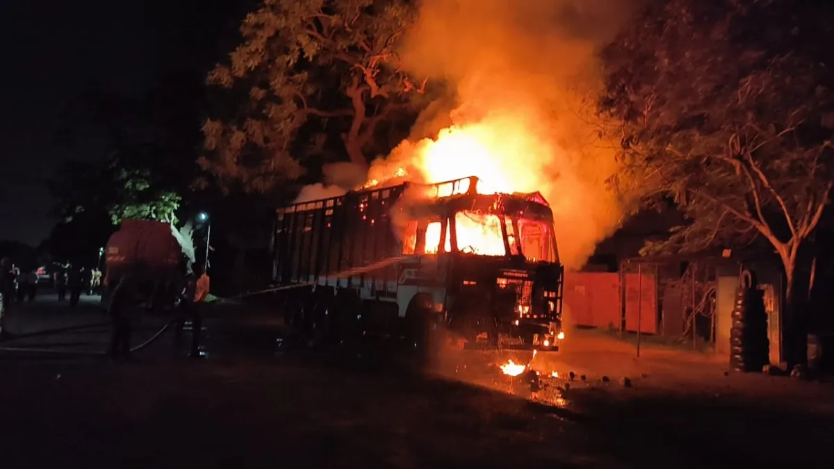 भीड़ ने ट्रक में लगा आग लगाई- India TV Hindi