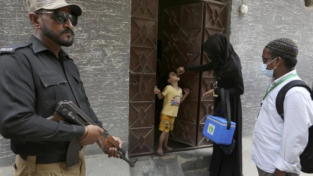 पाकिस्तान में पोलियो टीकाकरण करने गई टीम पर गोलीबारी- India TV Hindi