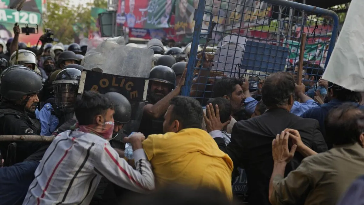 इमरान की गिरफ्तारी के बाद समर्थकों का पाकिस्तान में प्रदर्शन।- India TV Hindi