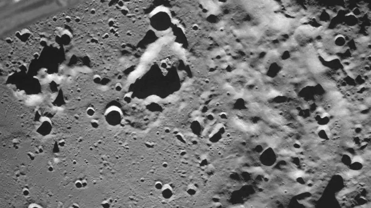 लूना-25 द्वारा ली गई चांद की पहली तस्वीर।- India TV Hindi