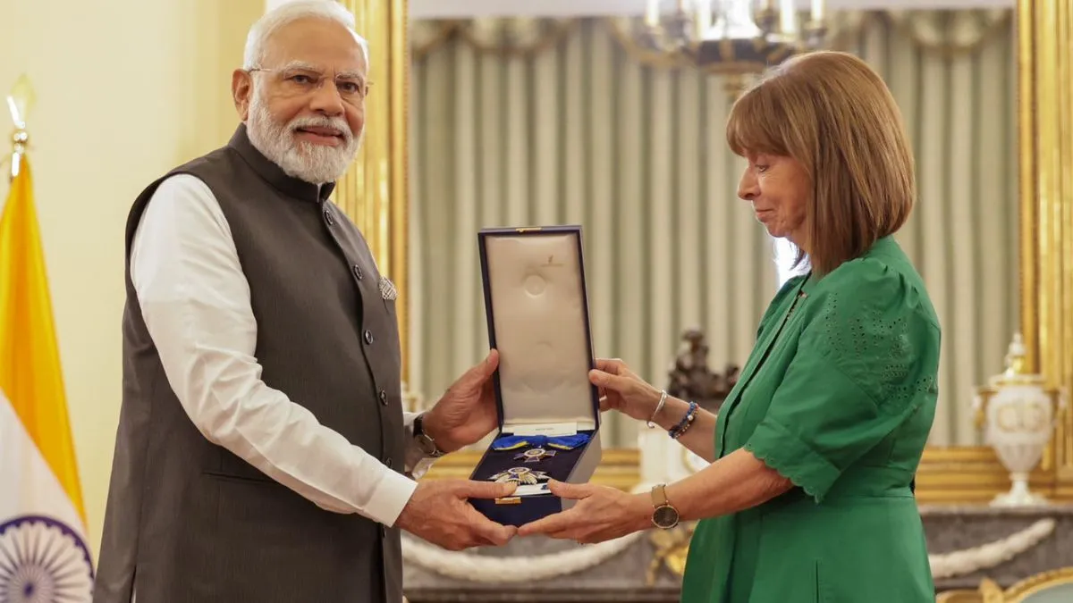 पीएम मोदी को यूनान के सर्वश्रेष्ठ पुरस्कार से सम्मानित करतीं राष्ट्रपति कैटेरिना।- India TV Hindi