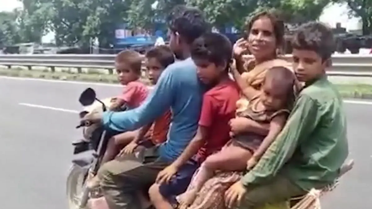 1 बाइक पर 7 लोग सवार।- India TV Hindi