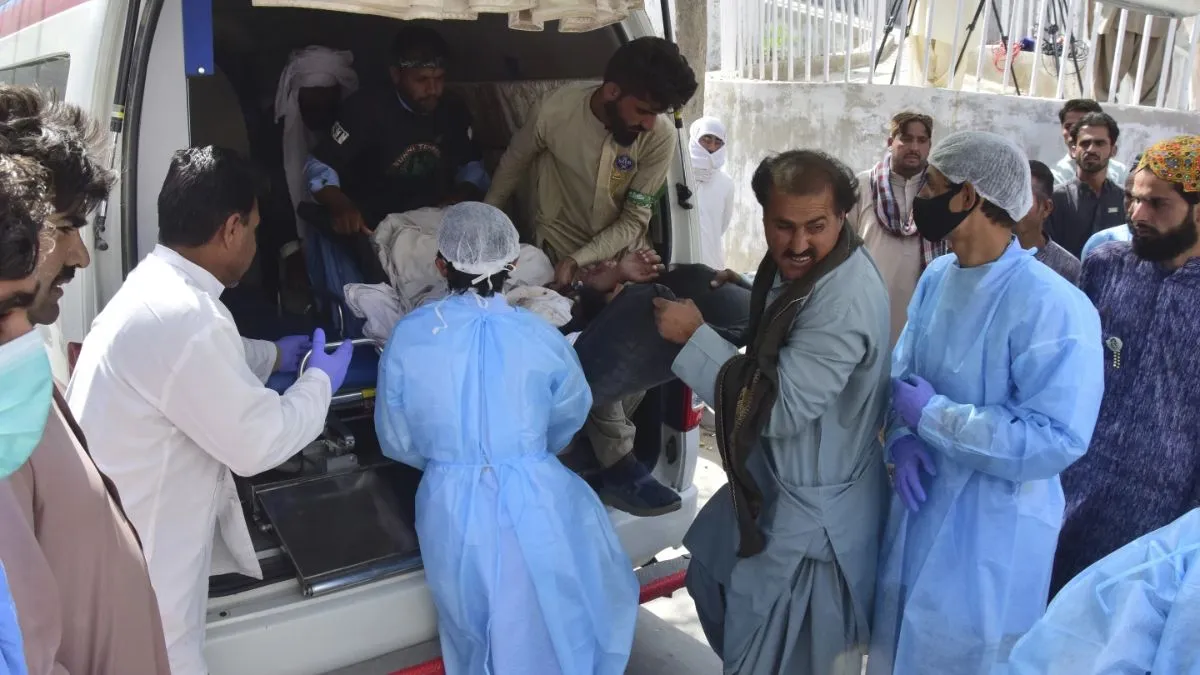 पाकिस्तान में विस्फोट के बाद घायलों को ले जाया गया अस्पताल- India TV Hindi