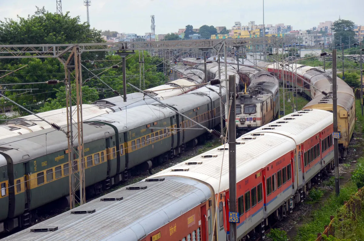 घने कोहरे का ट्रेनों पर असर- India TV Hindi