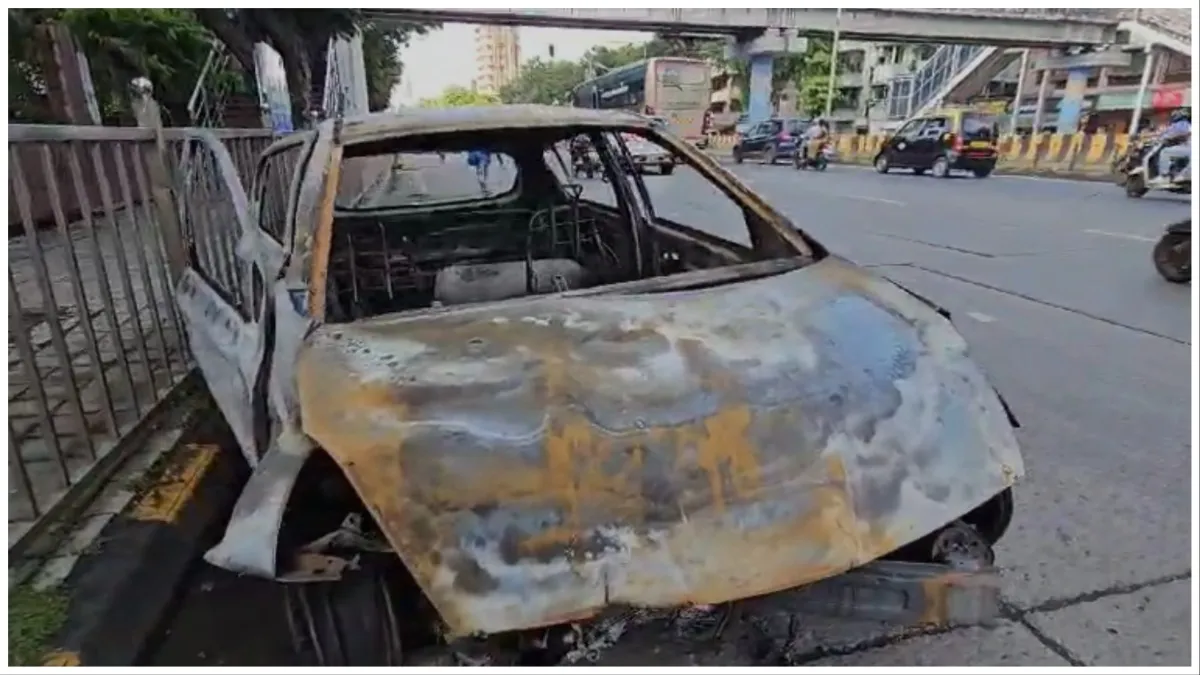 mumbai road accident car collides with divider in Mumbai 2 people died due to fire aged 18-25 years- India TV Hindi