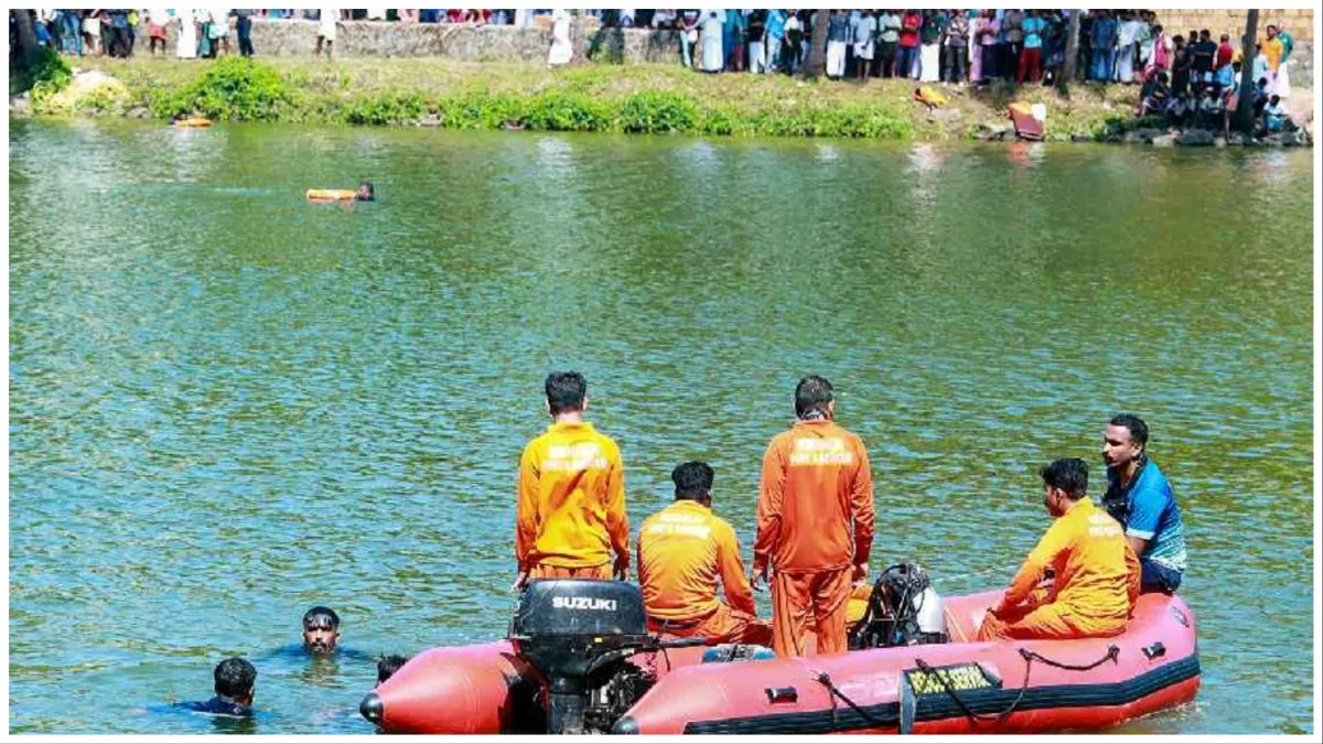 Bihar boat accident  Boat full of school children sinking in river many students missing in muzaffar- India TV Hindi