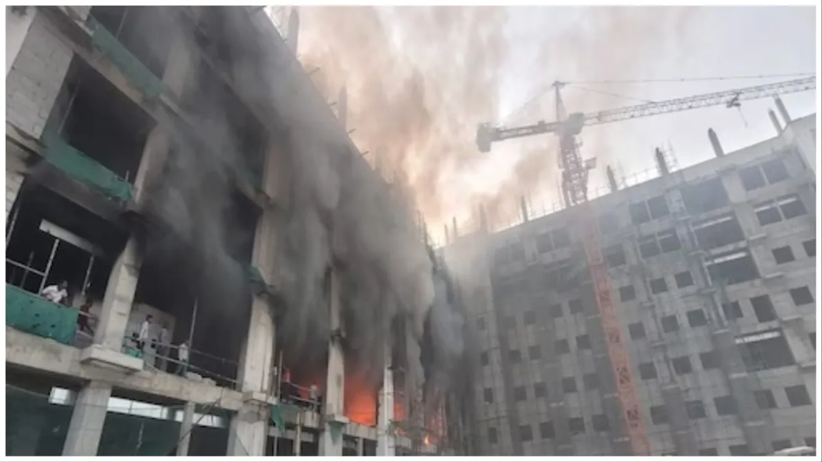 MUMBAI MASSIVE fire breaks out in 12 STOREY building in Mumbai fire brigade rescues 60 people throug- India TV Hindi