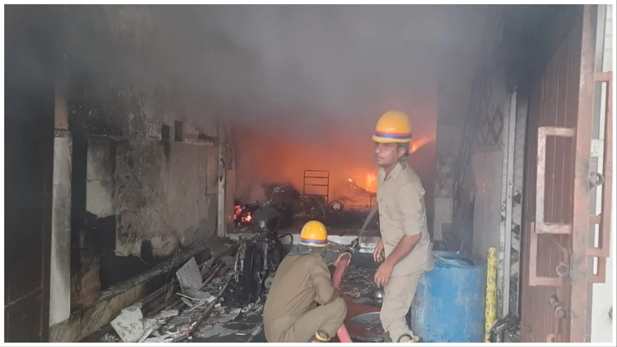 ghaziabad fire outbreak due to short circuit in the car parking 16 vehicles burnt to ashes 1 woman d- India TV Hindi
