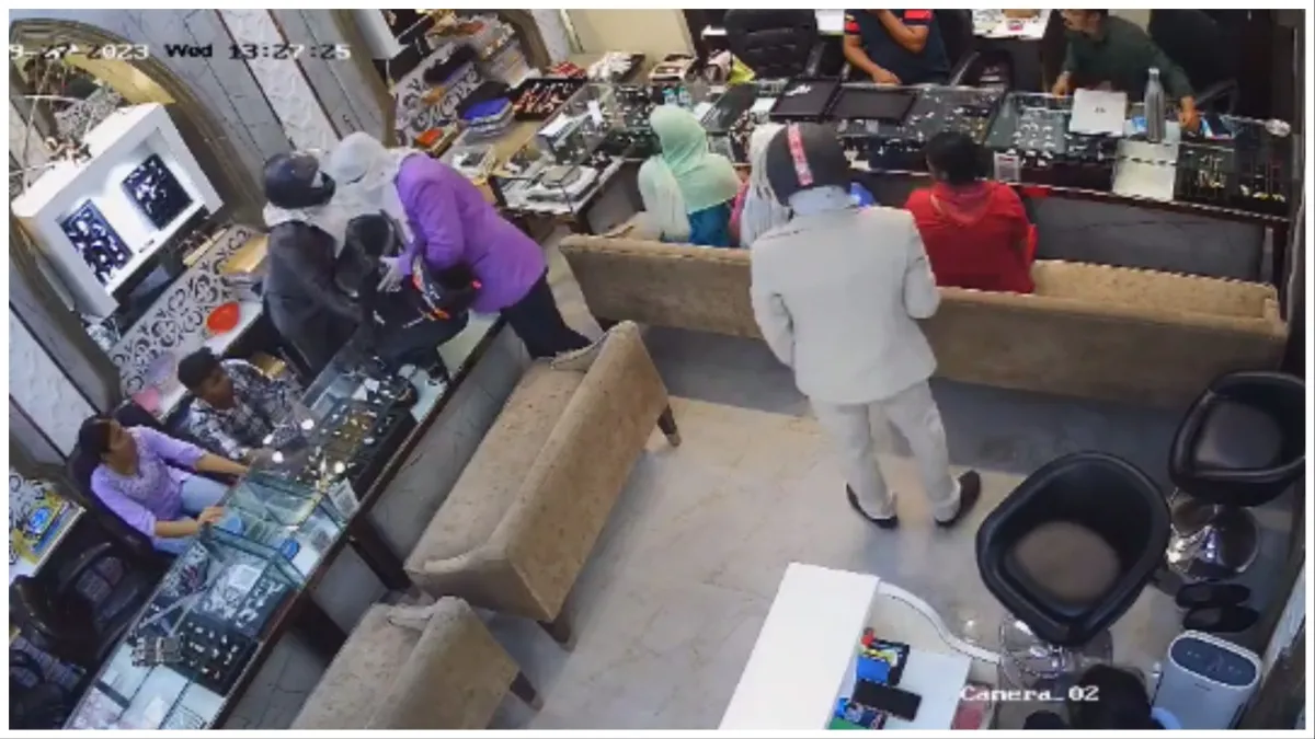 delhi jewellery showroom robbery in daylight on gun point in samaypur badli cctv footage viral- India TV Hindi