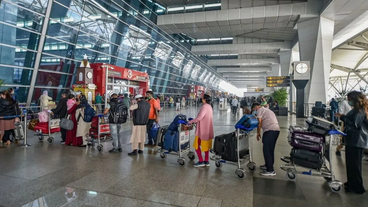 Delhi Airport, Delhi Airport Stealing, Delhi Airport Loader Thief- India TV Hindi