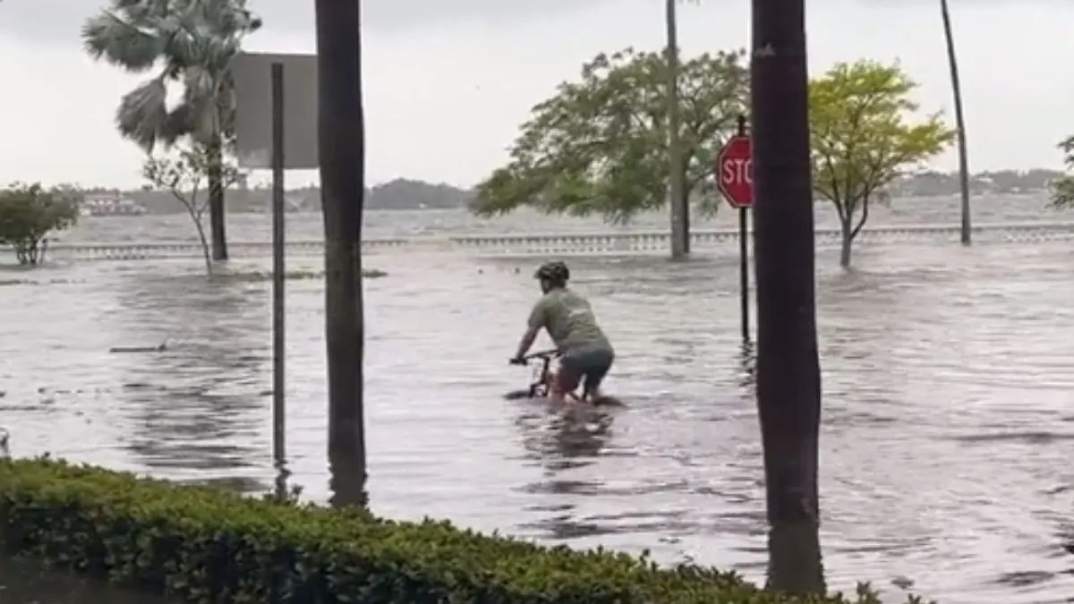 क्या गर्लफ्रेंड ने बुलाया था? अमेरिका में बाढ़ के बीच लबालब पानी में घर से साइकिल चलाते निकला शख्स, - India TV Hindi