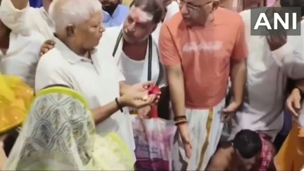 लालू-राबड़ी ने बाबा बैद्यनाथ धाम मंदिर में की पूजा-अर्चना- India TV Hindi
