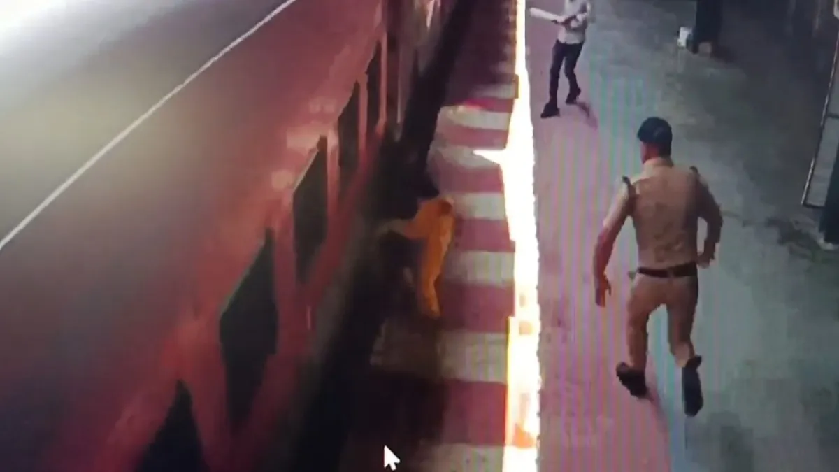 ट्रेन से उतरने के दौरान फिसली महिला- India TV Hindi