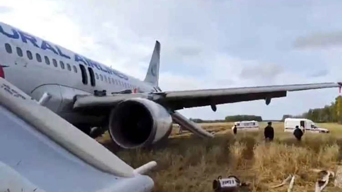 रूसी विमान की खेत में कराई इमरजेंसी लैंडिंग, 167 यात्री थे सवार- India TV Hindi