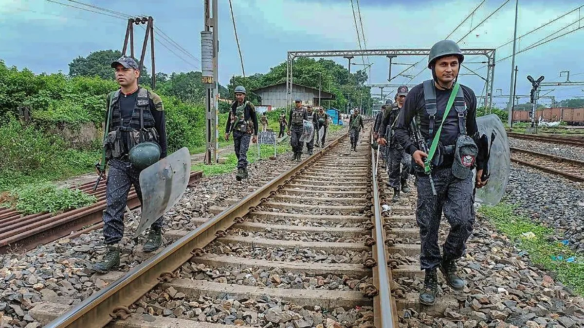 रेल रोको आंदोलन के दौरान ट्रैक की निगरानी करते जवान- India TV Hindi
