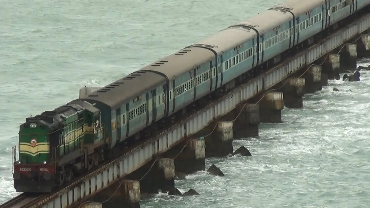 ट्रेन के गेट पर झपकी आई...- India TV Hindi