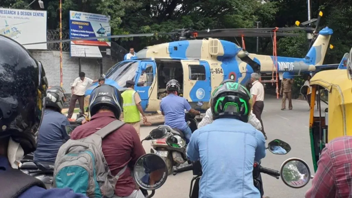 सड़क पर पार्क की गई हेलीकॉप्टर।- India TV Hindi