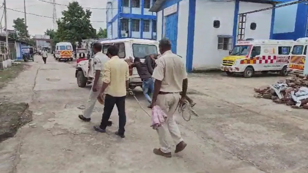 गाड़ी में धक्का लगाते हुए कैदी।- India TV Hindi