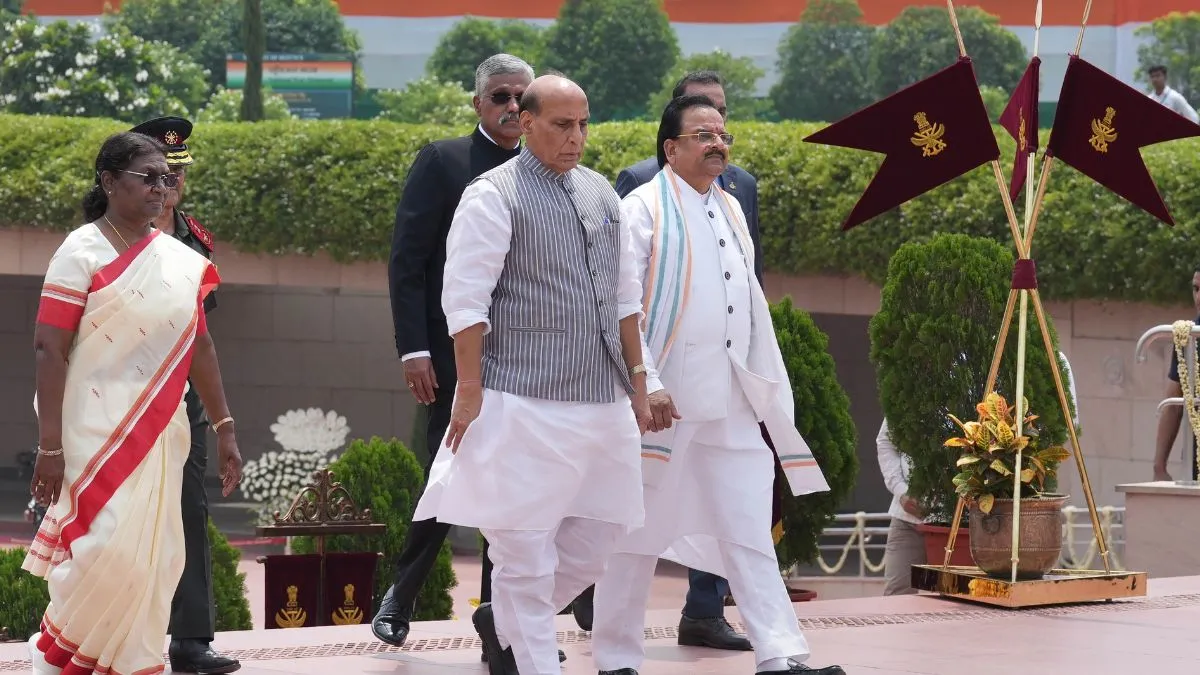 राष्ट्रपति द्रौपदी मुर्मू के साथ रक्षामंत्री राजनाथ सिंह (फाइल)- India TV Hindi