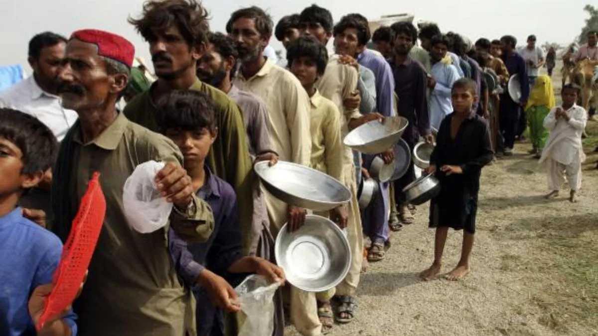 पाकिस्तान में भूख के मारे लोग।- India TV Hindi