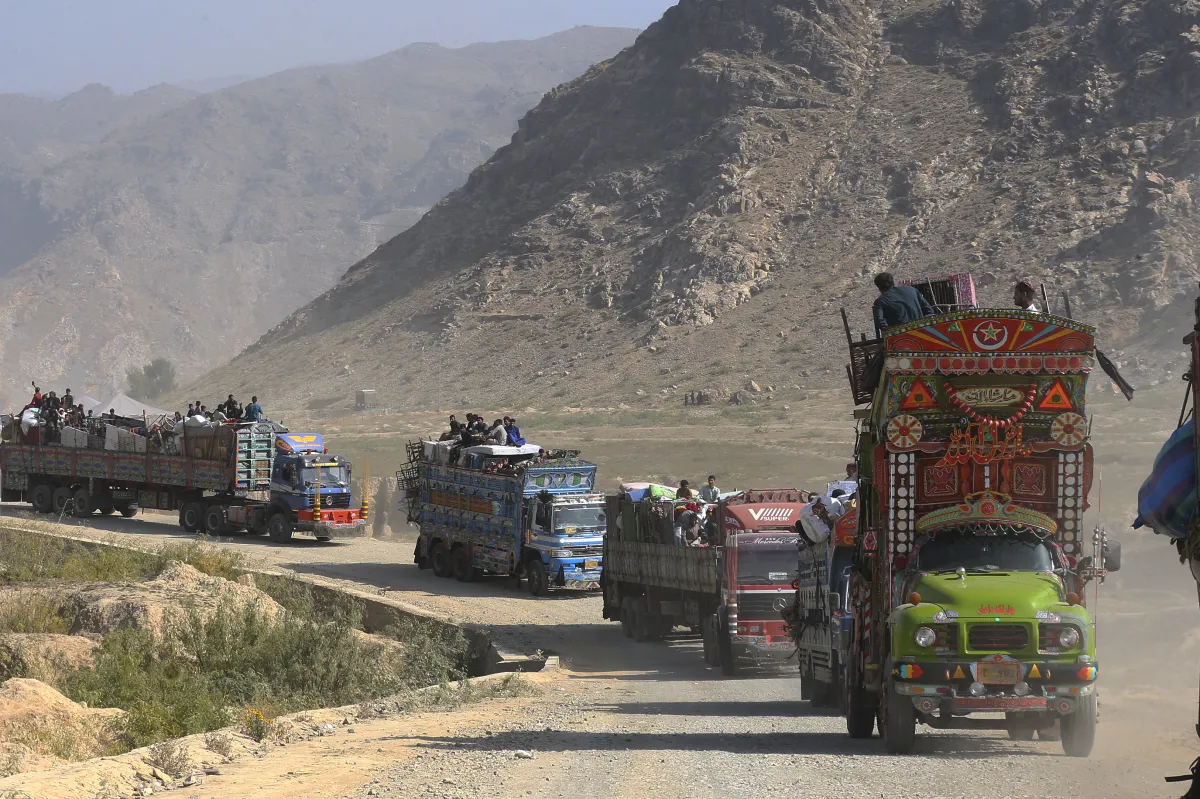 পাকিস্তান থেকে বড় খবর, ট্রাক-বাসে ভিড় করে আফগান সীমান্তের দিকে এগোচ্ছেন এই মানুষগুলো