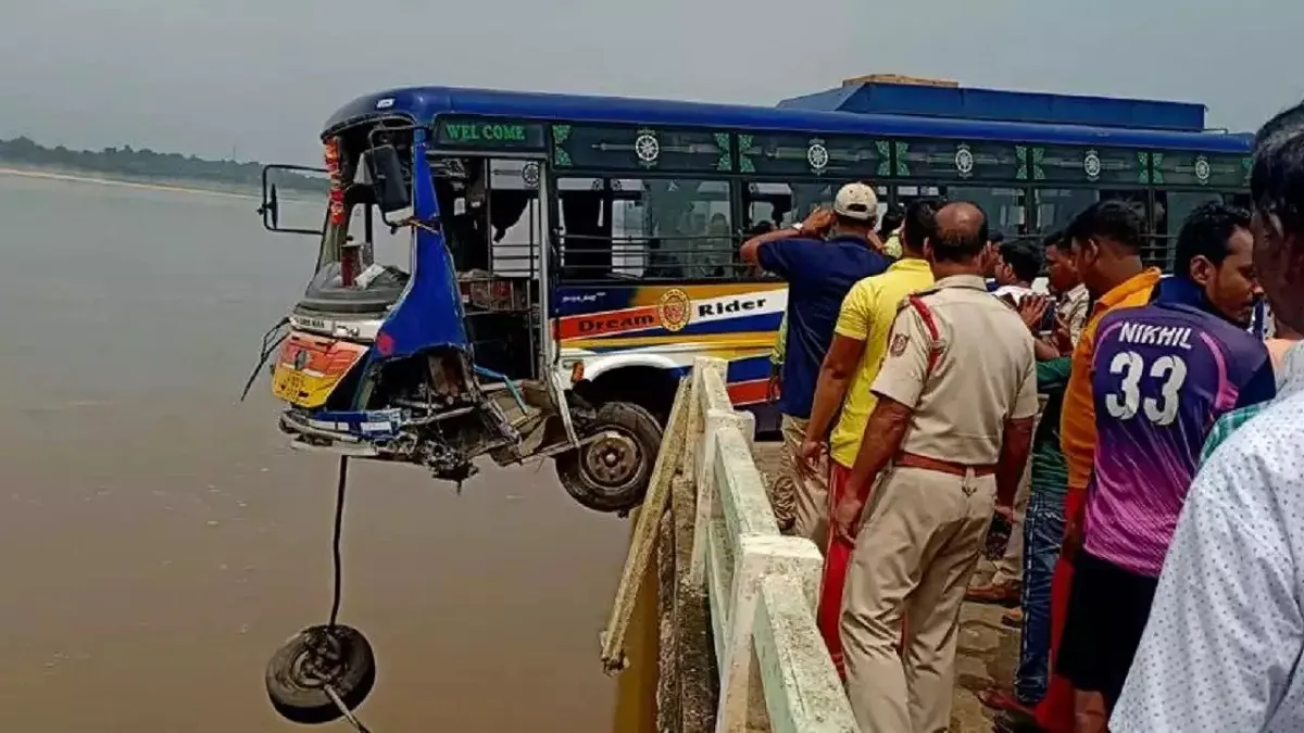bus hangs on bridge- India TV Hindi