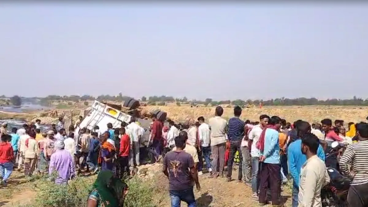 bus overturns- India TV Hindi