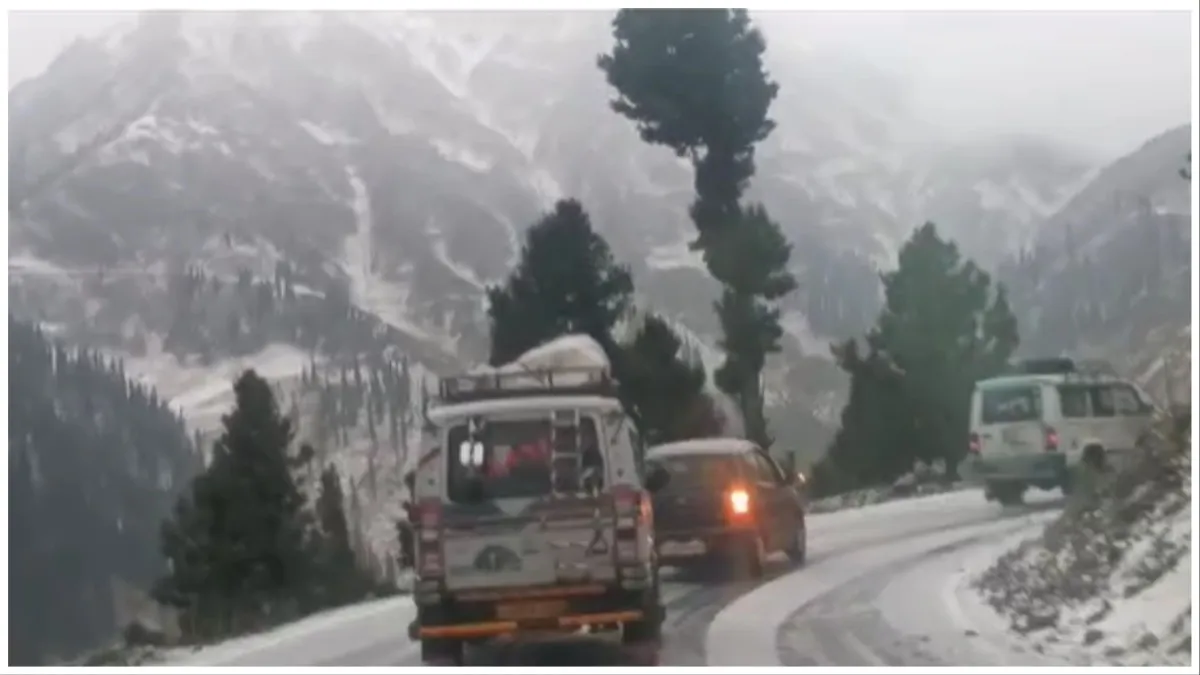 Jammu and Kashmir's Kupwara district received fresh snowfall today in sadnahtop - India TV Hindi