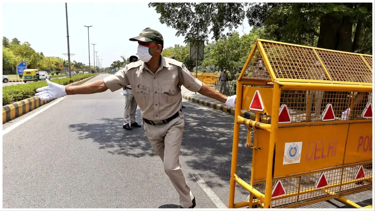 Delhi nandnagri Stone pelting at boys who going in procession of valmiki jayanti vehicles damaged po- India TV Hindi