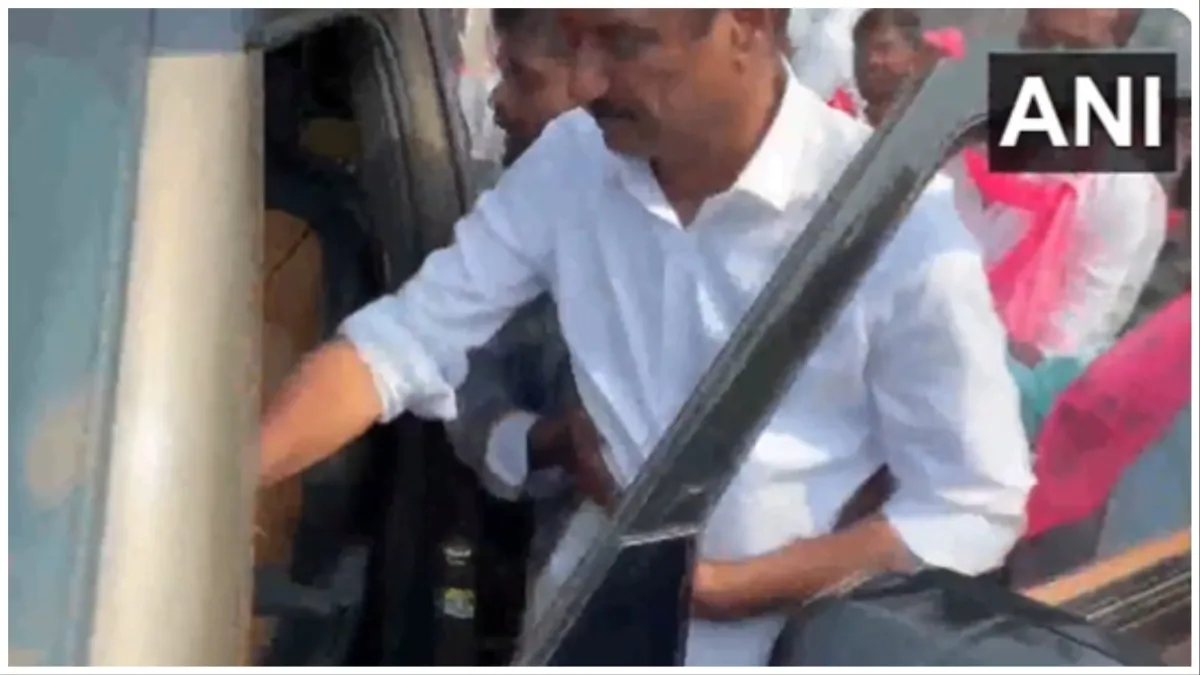 BRS MP Kotha Prabhakar Reddy was stabbed by unidentified person during his campaign in Siddipet in t- India TV Hindi