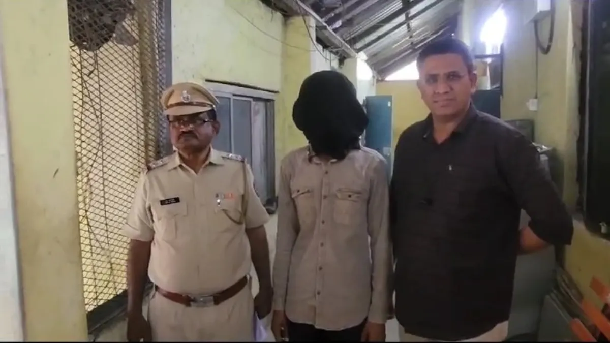 फर्जी पुलिसकर्मी गिरफ्तार- India TV Hindi