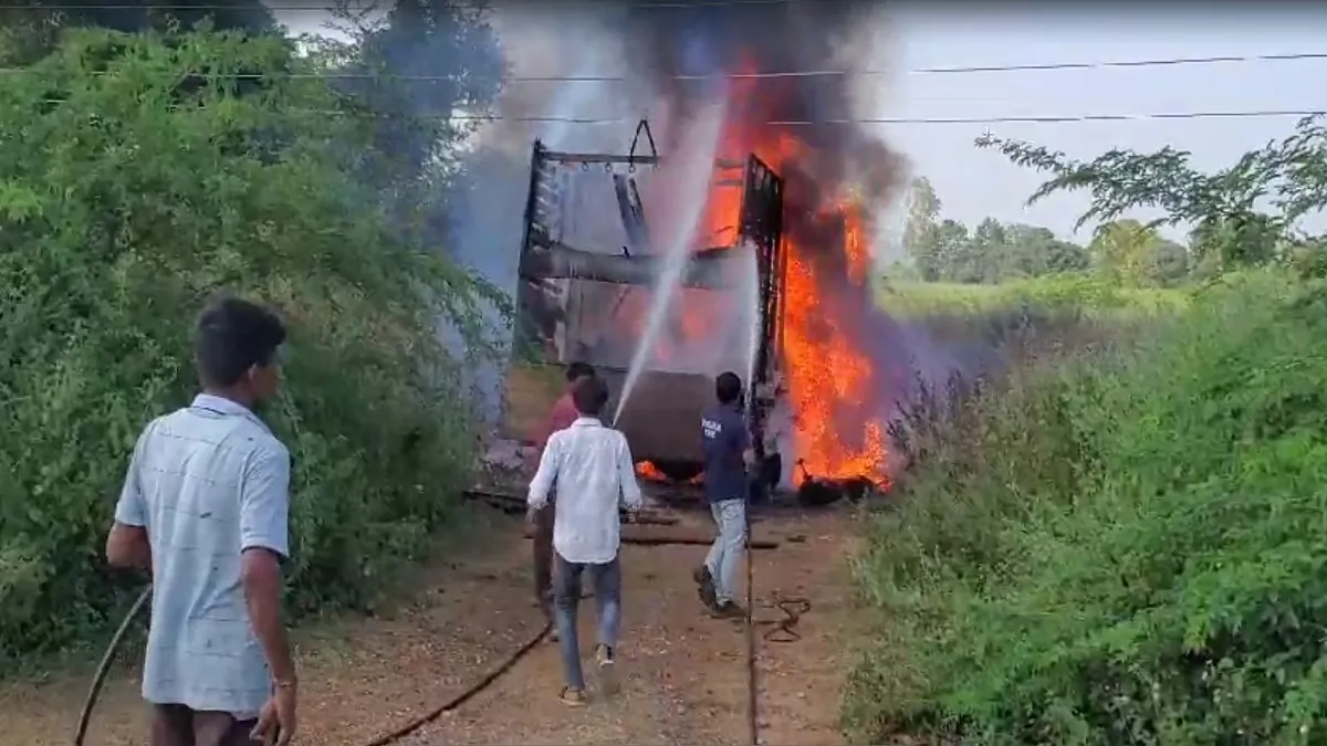 truck fire- India TV Hindi