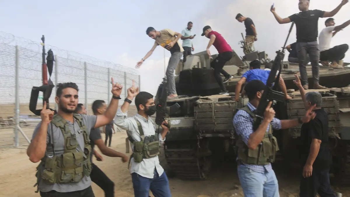 इजरायल पर हमले के दौरान जश्न मनाते हमास के आतंकी- India TV Hindi