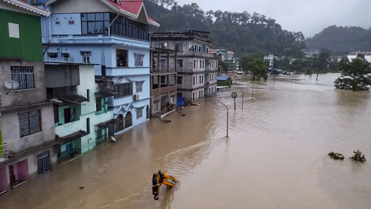 सिक्किम में अचानक आई बाढ़- India TV Hindi