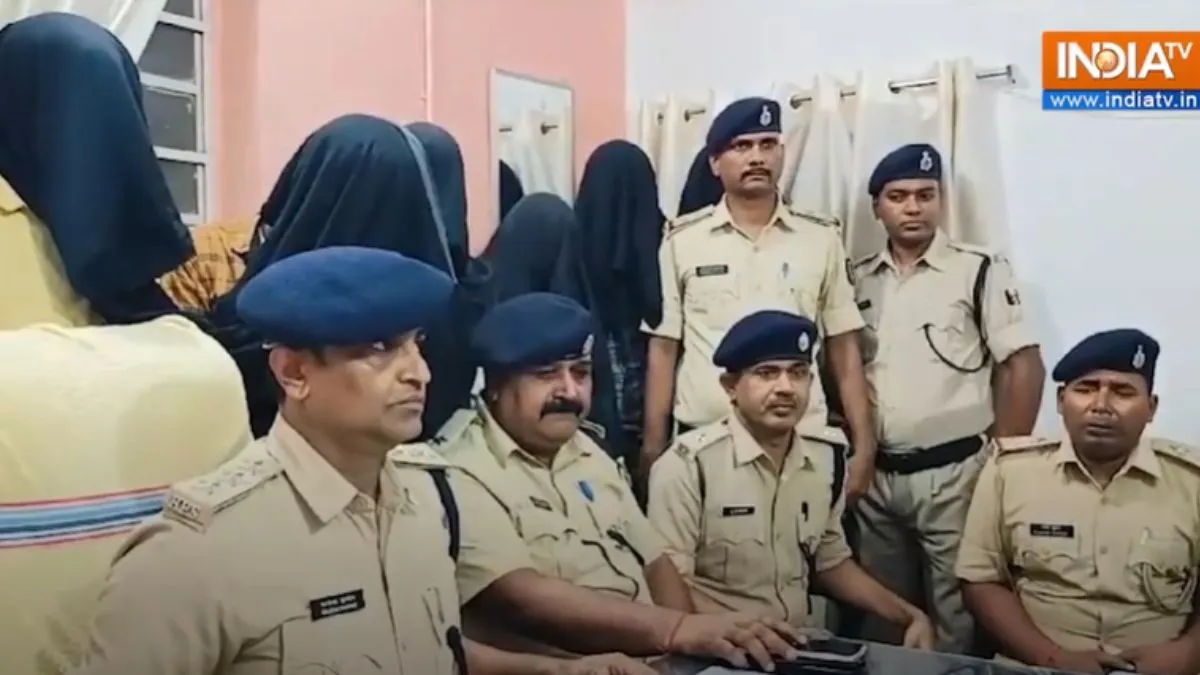 बिहार पुलिस परीक्षा में नकल करते हुए गिरफ्तार- India TV Hindi