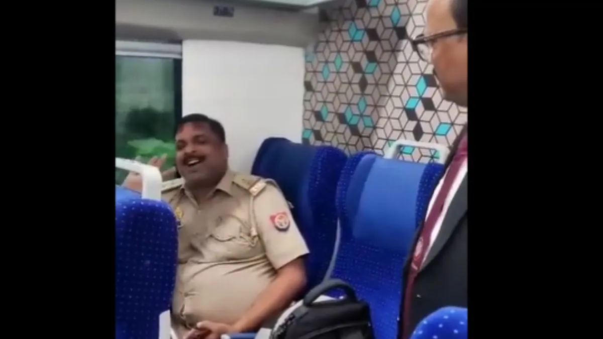 ट्रेन में बिना टिकट के सफर करता हुआ पुलिसकर्मी- India TV Hindi