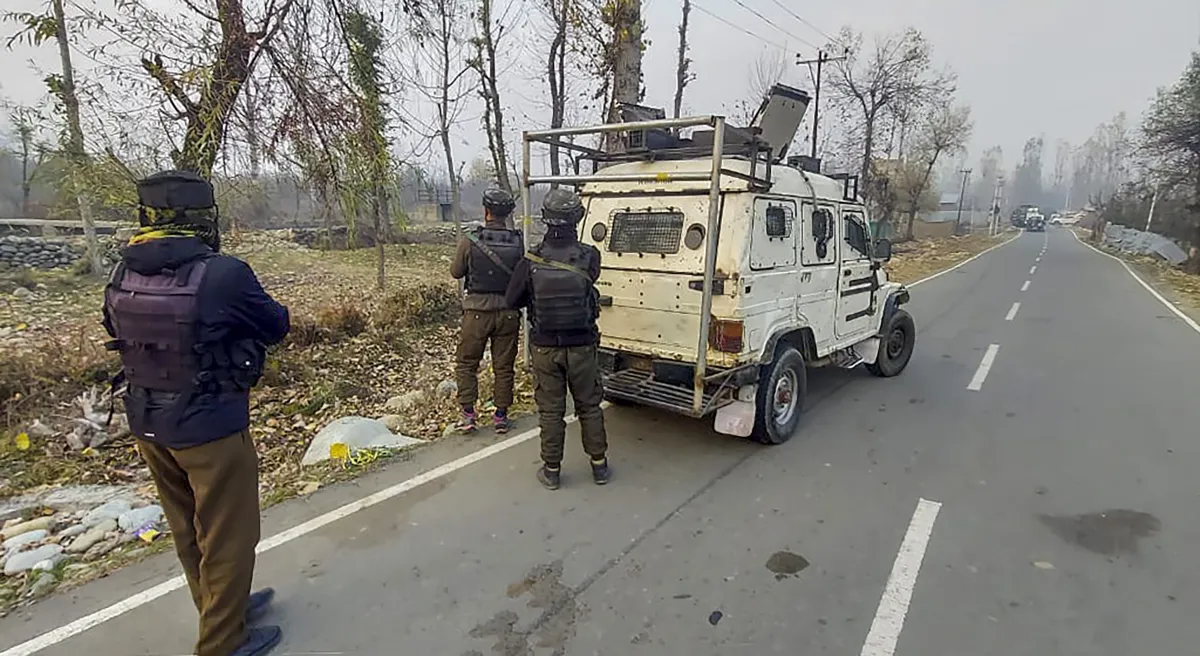 कुलगाम में सुरक्षा बलों ने पांच आतंकियों को किया ढेर।- India TV Hindi