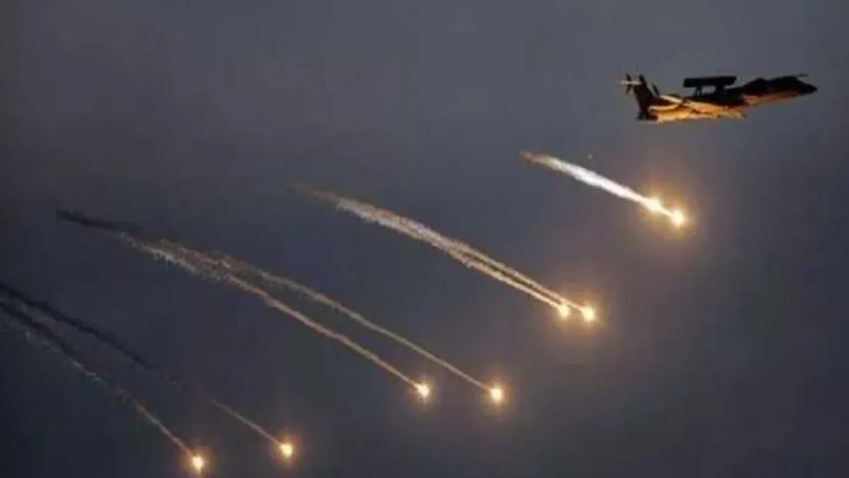 हमास से जंग के बीच इजराइल पर पहली बार हवाई हमला- India TV Hindi