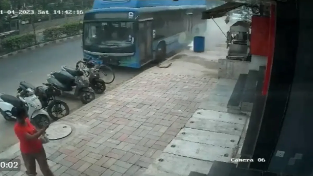 dtc bus accident- India TV Hindi