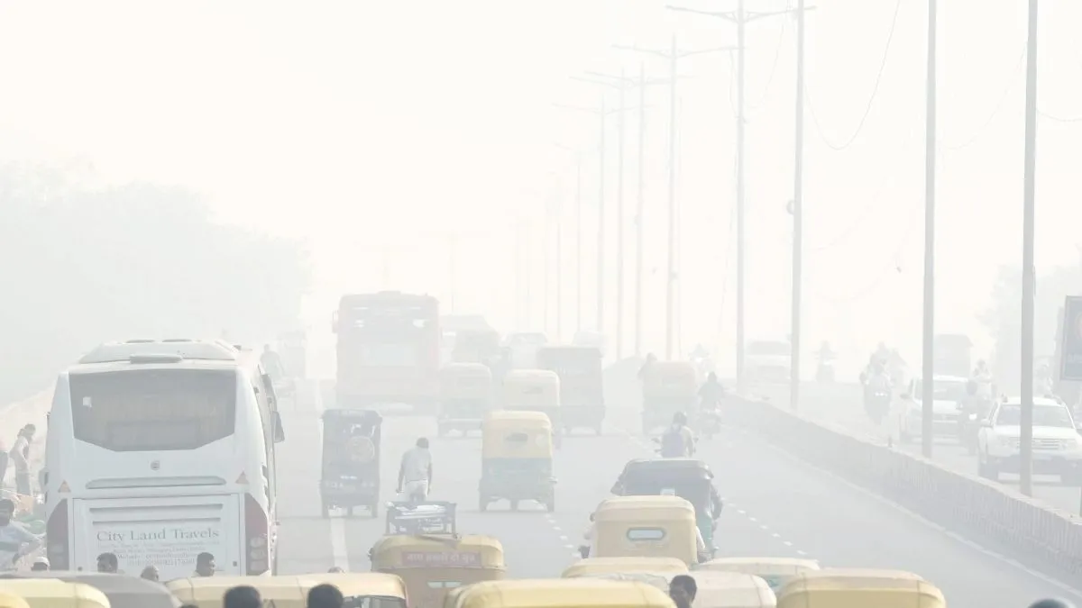 दिल्ली में बढ़ते प्रदूषण को देखते हुए क्लास 6 के ऊपर की सभी कक्षाएं ऑनलाइन की गईं- India TV Hindi
