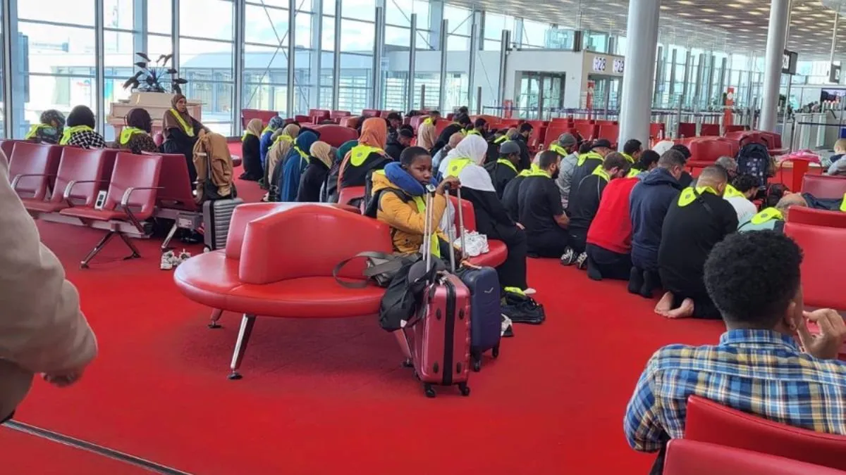 फ्रांस के एयरपोर्ट पर नमाज पढ़ने के लिए जुटे लोग।- India TV Hindi