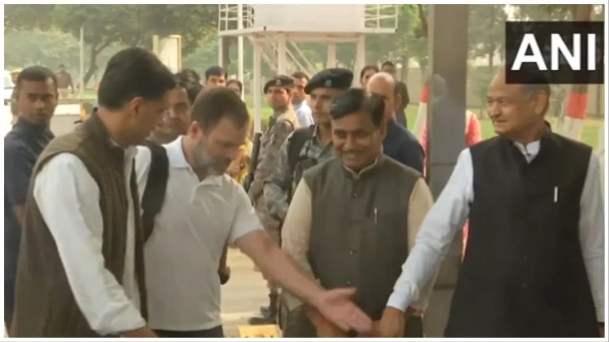 Ashok Gehlot and Sachin Pilot reached Jaipur airport to receive rahul gandhi said we are together in- India TV Hindi