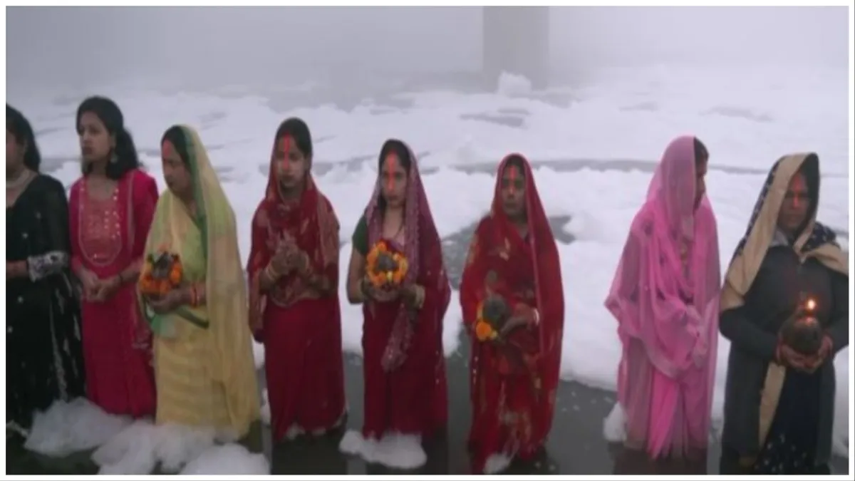 Delhi Chhath Puja Devotees stand in knee-deep toxic foam in Yamuna for Chhath Puja- India TV Hindi