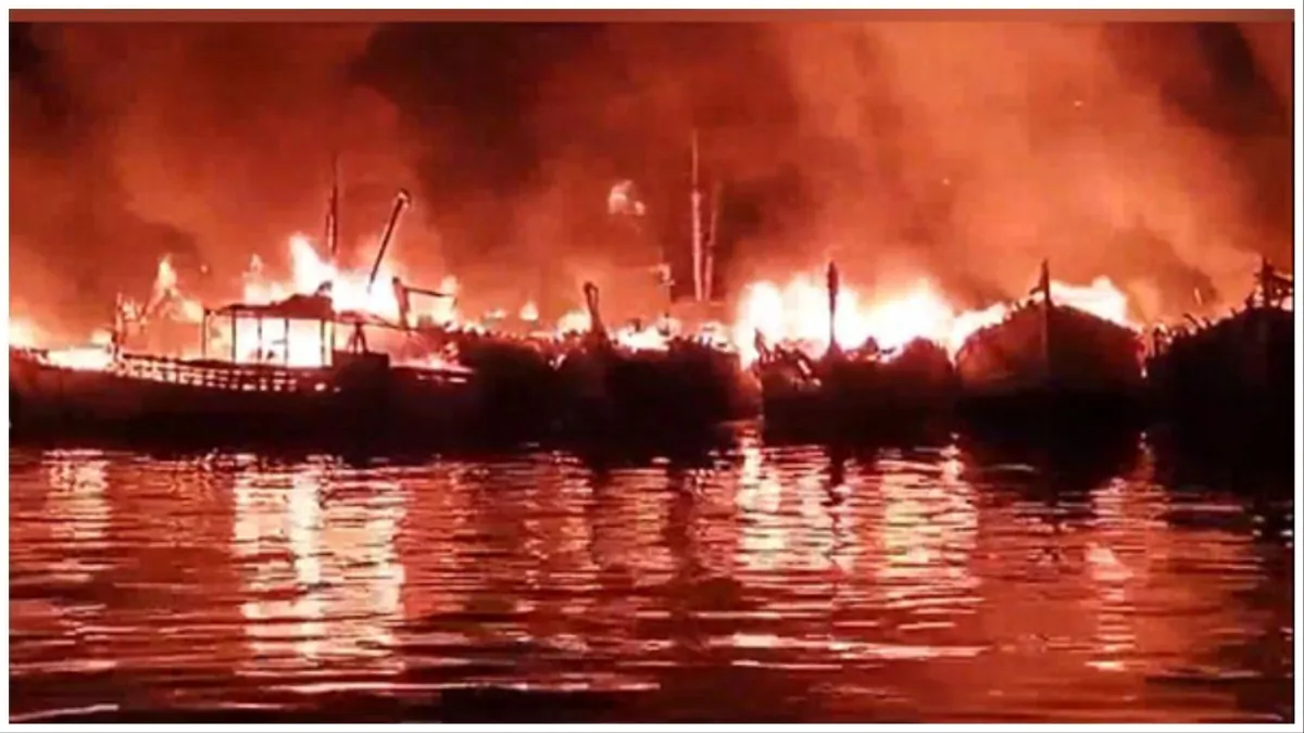 Fishing Harbor Fire A massive fire broke out in Visakhapatnam Fishing Harbor 25 boats burnt to ashes- India TV Hindi