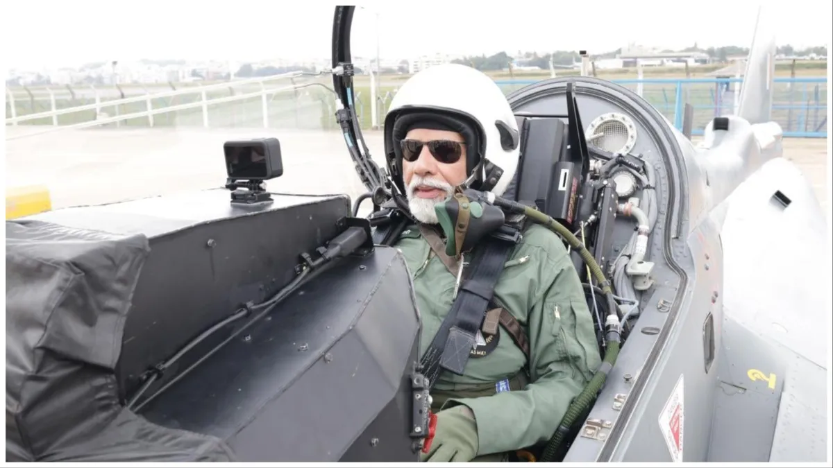 PM Narendra Modi takes sortie on Tejas aircraft in Bengaluru Karnataka- India TV Hindi