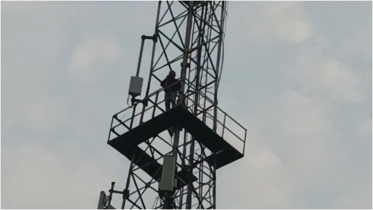 मोबाइल टावर पर चढ़ा शख्स- India TV Hindi