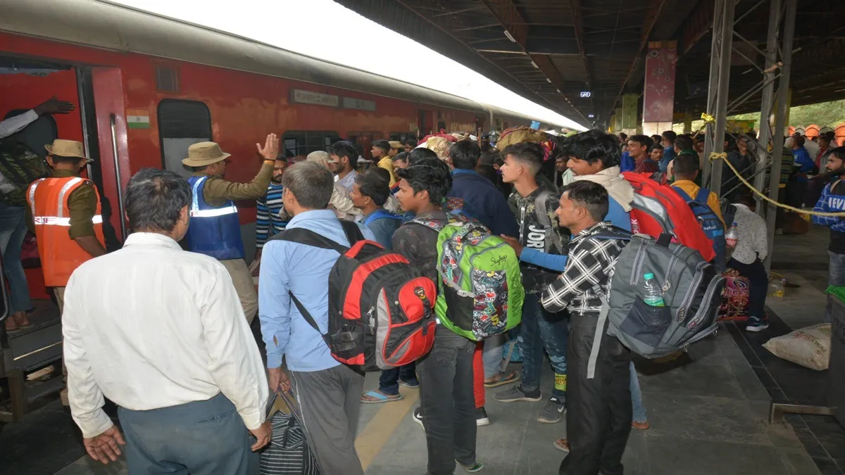 रेलवे स्टेशन पर छठ में जाने वाले यात्रियों की भीड़।- India TV Paisa