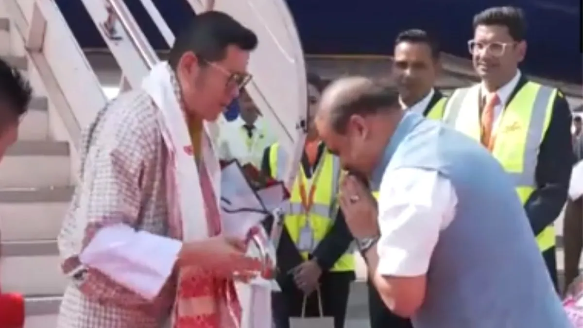 भूटान नरेश वांगचुक का स्वागत करते असम के सीएम हिमंत। - India TV Hindi